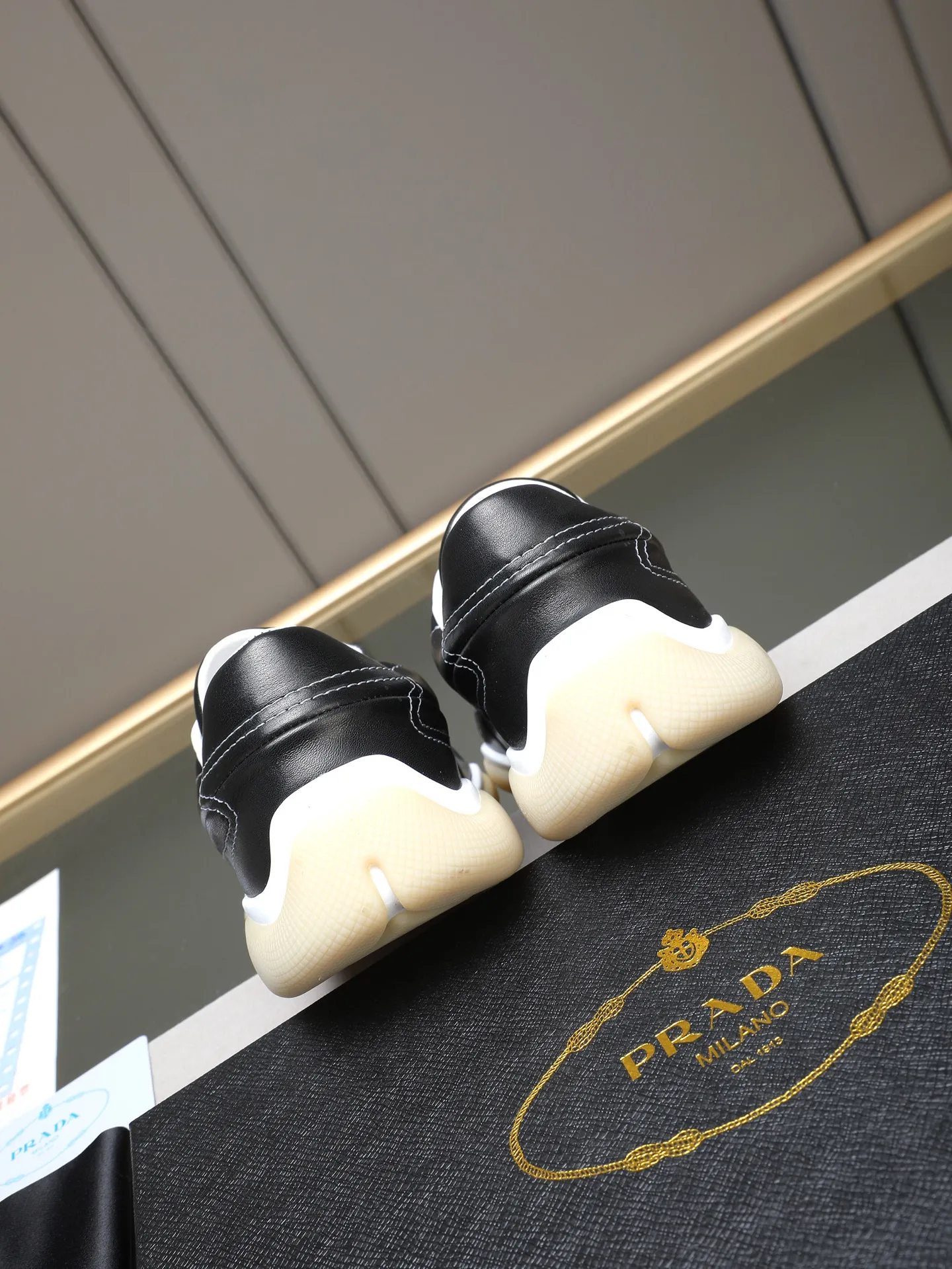 Men's Men's Shoes 💰700 Prada/Prada 1:1 men's casual shoes combine comfort with sophisticated and innovative design. The latest model features a sporty silhouette with visible topstitching that echoes the dynamic lines of the original. Inspired by driving shoes, this sneaker uses a soft and even cow upper, with a light and flexible rubber sole with a concave and convex pattern pattern, giving the sneaker a light appearance and smoothness. The upper is equipped with sports-style stitching, the tongue and laces are injection molded with Epoxy logo, sheep lining and cow foot pads, TPU ultra-light outsole, the upper foot is soft and comfortable, light and breathable! Code:38-39-40-41-42-43-44 (45 customized)